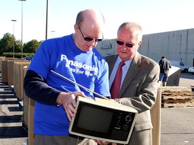 Image of David Thompson (l.) and Secaucus Mayor Rich Steffens examine a microwave oven that someone dropped off at a local electronics collection event.